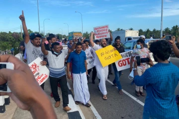 கிழக்கிலும் வெடித்தது போராட்டம்- நாடாளுமன்ற உறுப்பினர்களின் வீடுகளுக்கு வழங்கப்பட்டது பலத்த பாதுகாப்பு!