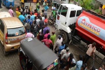 மீண்டும் எரிபொருள் நிரப்பு நிலையங்களில் வரிசை!