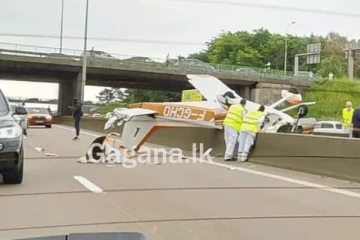 අධිවේගී මාර්ගයකට ගුවන් යානයක් කඩා වැටෙයි. - ජීවිත 3ක් බිලිවෙයි. - (VIDEO)