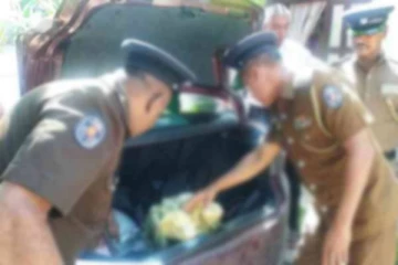 சொகுசு காரில் கஞ்சா கடத்திய இருவர் கைது