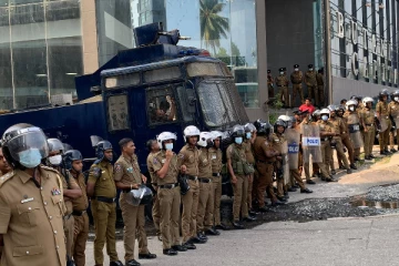 கொழும்பில் திரண்டுள்ள ஆர்ப்பாட்டக்காரர்கள்! கலகத்தடுப்பு பிரிவினர் குவிப்பு (Video)