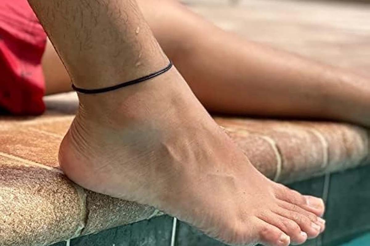 காலில் கருப்பு நிற கயிறு கட்டுவது ஏன்? இதுல இவ்வளவு ரகசியம் இருக்குதாம் | Tying A Black Rope On Leg Which Reason