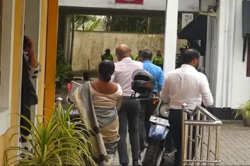 චමින්ද කුලරත්න මහතා සියල්ල කනපිට හරවමින් ලොකු පුටුවල ලොක්කන් රැසක් අල්ලස් කොමිසමට කැදවයි