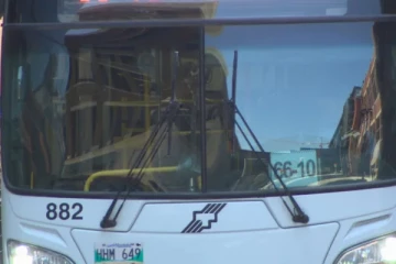 கனடாவில் பேருந்து சாரதி மீது கத்தியுடன் பாய்ந்த பெண்... தப்புவதற்காக சாரதி செய்த செயல்