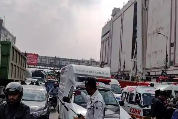 வணிக வளாகத்தில் எற்பட்ட பாரிய தீ விபத்து : 09 பேர் பரிதாபமாக உயிரிழப்பு! | Karachi Mall Fire Accident 9 Peoples Died