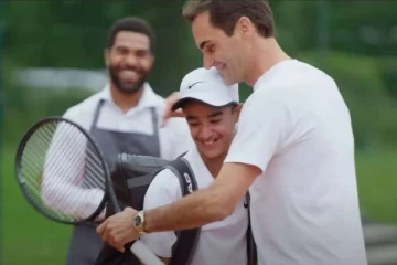 தன்னிடம் சவால் விட்ட சிறுவனுக்கு இன்ப அதிர்ச்சி கொடுத்த சுவிஸ் வீரர் ரோஜர் பெடரர்! வைரலாகும் வீடியோ