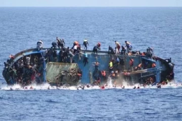 ஆற்றில் கவிழ்ந்து விபத்துக்குள்ளான படகு... 21 குழந்தைகள் உட்பட 80 பேர் உயிரிழப்பு!