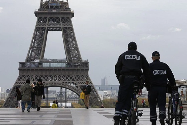 ஈபிள் கோபுரத்தில் அமெரிக்க சுற்றுலா பயணிகளால் பரபரப்பு! | The Eiffel Tower Is Busy With American Tourists