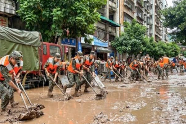 சீனாவில் பெய்து வரும் கனமழையால் 15 பேருக்கு நேர்ந்த சோகம்! | 15 People Died 4 Miss Due To Heavy Rain In China