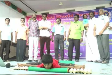 முட்டையில் அமர்ந்து அசத்தலான யோகா: 4 வயது சிறுமியின் உலக சாதனை