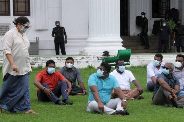 மாநகர வளாகத்தில் போராட்டத்தில் ஈடுபட்ட ஆளும் கட்சி உறுப்பினர்கள்! | Ruling Party Members Involved In The Struggle