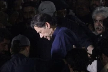 இம்ரான்கான் தலைமறைவு : கோடிக்கணக்கில் ஊழல் , செக்வைத்த அரசாங்கம் பதட்டத்தில் பாகிஸ்தான்