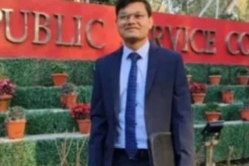 மண் வீட்டில் வசித்து வறுமையை எதிர்த்து போராடி யுபிஎஸ்சி தேர்வில் தேர்ச்சி பெற்ற ஐஏஎஸ் அதிகாரி