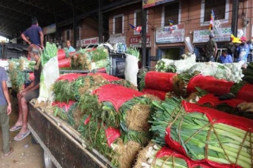 மரக்கறி விலைகளில் பாரிய வீழ்ச்சி:பொருளாதார மத்திய நிலையத்தில் குவிந்து கிடக்கும் மரக்கறிகள்