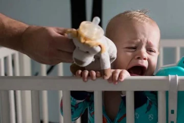 ඇඳේ ලී වැටේ සිරවූ මාස 07ක දැරියකට අත්වූ සංවේදී ඉරණම