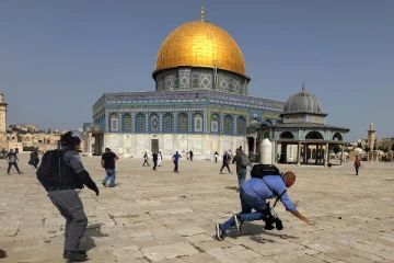 அல் அக்சா மசூதி மீது இஸ்ரேல் தாக்குதல்? – குண்டு மழையில் காசா..!