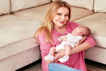 இறந்து போன மகனின் விந்தணுவை கொண்டு குழந்தை பெற்றெடுத்த பிரபல நடிகை!