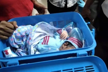 தொடருந்து கழிவறையில் மீட்கப்பட்ட பச்சிளம் குழந்தை (படங்கள்)