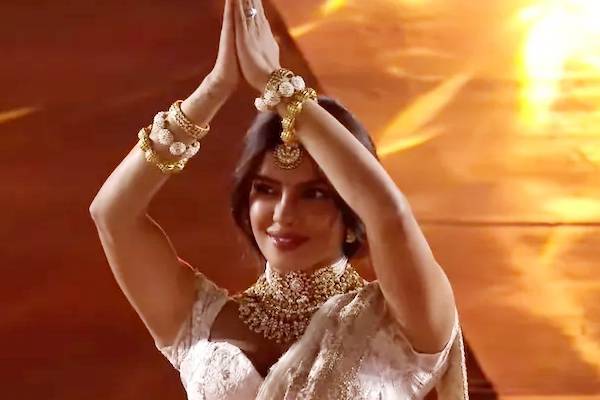 11 வயதில் கால் டாக்ஸி டிரைவர் செய்த செயல்!! நடிகை பிரியங்கா சோப்ரா ஓபன் டாக்.. | Priyanka Chopra Mother Shares Delhi Taxi Incident