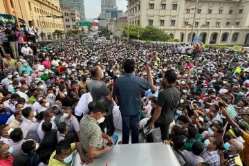 சஜித்தின் கூட்டத்திற்கு சென்ற பெண் மயங்கி விழுந்து உயிரிழந்தமையினால் பரபரப்பு