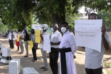 சட்ட ஒழுங்கை நிலைநாட்டக்கோரி கிளிநொச்சியில் கவனயீர்ப்பு போராட்டம்