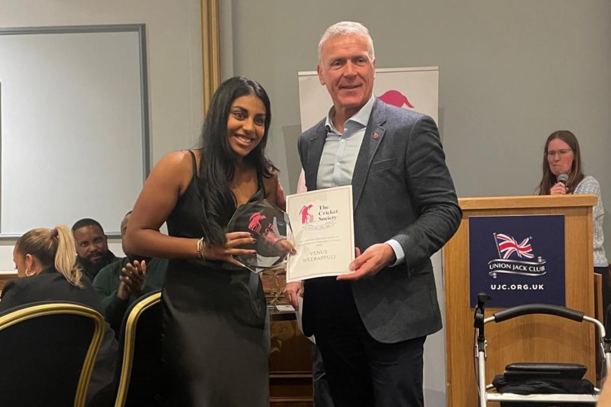 இங்கிலாந்து மகளிர் கிரிக்கெட்டில் அசத்தும் இலங்கை வீராங்கனை | Sri Lankan Player In England Women S Cricket