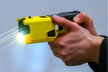 மின்சார துப்பாக்கியால் தாக்கப்பட்ட 95 வயது மூதாட்டி கவலைக்கிடம்: சிக்கலில் அவுஸ்திரேலிய பொலிஸ் அதிகாரி