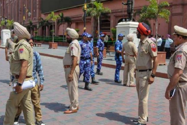 அமிர்தசரஸ் பொற்கோயில் அருகே குண்டு வெடிப்பு : பஞ்சாப்பில் பரபரப்பு | Bomb Blast Near Amritsar Golden Temple அமிர்தசரஸ் பொற்கோயில் அருகே குண்டு வெடிப்பு : பஞ்சாப்பில் பரபரப்பு | Bomb Blast Near Amritsar Golden Temple