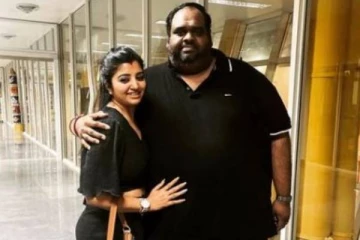 சீரியல் நடிகை மகாலட்சுமி மற்றும் தயாரிப்பாளர் ரவீந்தர் ஜோடியின் அழகிய போட்டோஸ்