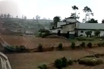 ප්‍රදේශවාසීන් පිරිසක් දිස්ත්‍රික් ලේකම් කාර්යාලය වටලයි