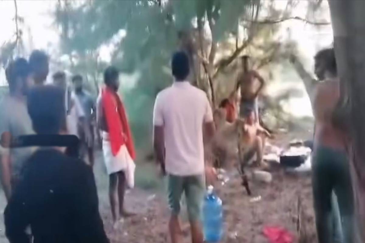 யாழில் நிறைபோதையில் பொலிஸார் வாகனத்தில் அட்டகாசம் ; அதிகாரிகள் பொது இடத்தில் ஒழுங்கு மீறல் | Drunk Man Assaults Police Vehicle In Jaffna