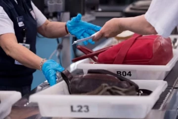 பேஸ் மேக்கர் பொருத்தியுள்ள பெண்ணிடம் அநாகரீகமாக நடந்துகொண்ட விமான நிலைய பாதுகாவலர்