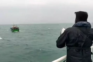 நடுக்கடலுக்கு சென்று மீனவர்களுக்கு எச்சரிக்கை விடுத்த கடலோர காவல்படை