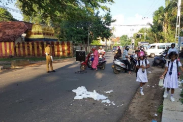 யாழ் பிரபல பாடசாலை முன்னால் நடக்கும் மோசமான செயல்
