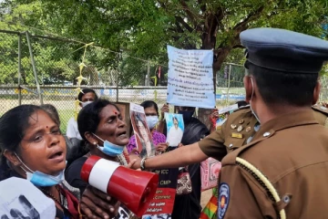 யாழ் மத்திய கல்லூரி முன்றலில் காணாமல் ஆக்கப்பட்டோரின் உறவுகள் போராட்டம்! (Photos)