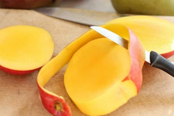 வேண்டாமென தூக்கி எறியும் மாம்பழத் தோலில் இத்தனை அற்புத பயன்கள் உள்ளதா?