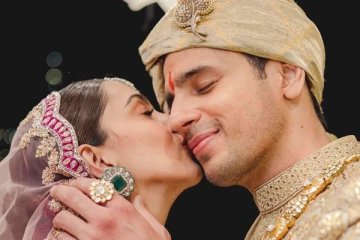 திருமணத்தில் இணைந்த பிரபல நடிகை கியாரா அத்வானி, சித்தார்த் மல்ஹோத்ரா காதல் ஜோடி!