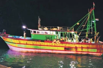 யாழில் மீனவர் ஒருவரை கைது செய்த கடற்படையினர்! வெளியான காரணம்