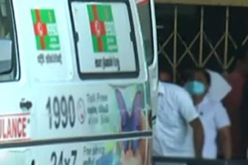 චීන ජාතිකයෙක් ගොඩනැගිල්ලකින් ඇදවැටෙයි