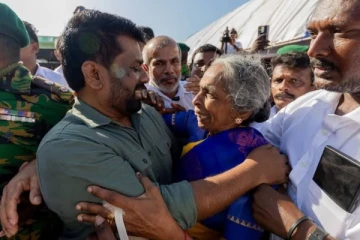 யாழில் மக்களை கட்டியணைத்த ஜனாதிபதி அனுர; மகிழ்ச்சியில் தாய்மார்!