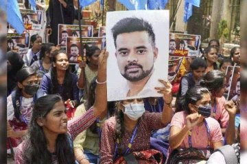 பாலியல் புகார்; பிரஜ்வல் ரேவண்ணாவை கடவுளுடன் ஒப்பிட்ட அமைச்சர் - வெடிக்கும் சர்ச்சை!