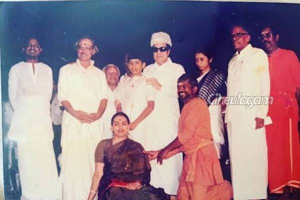 எம்ஜிஆர் கை வைத்திருக்கும் இந்த குழந்தை யார் தெரியுமா? டாப் இயக்குநர்! | Childhood Photo Of Venkat Prabhu