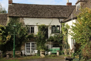 படுக்கையில் உடன் படுக்கும் பேய் - சோபாவில் ஒய்யாராமாய் உட்கார்ந்திருக்கு...இது பேய்கள் நிறைந்த வீடு..!