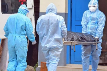 அதிகரிக்கும் கொரோனா மரணங்கள்; ஆட்டோக்களில் எடுத்துச் செல்லப்படும் அவலம்