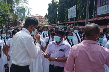 ஸ்ரீசண்முகா இந்து மகளிர் கல்லூரியில் பதற்றம்! - அதிபர் - ஆசிரியர் வைத்தியசாலையில் அனுமதி (video)