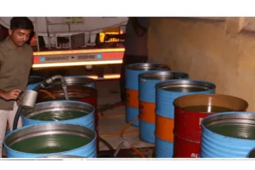 குடோனுக்குள்.. மினி ஃபேக்டரி - 35 ஆயிரம் லிட்டர் கலப்பட டீசல் பறிமுதல்!