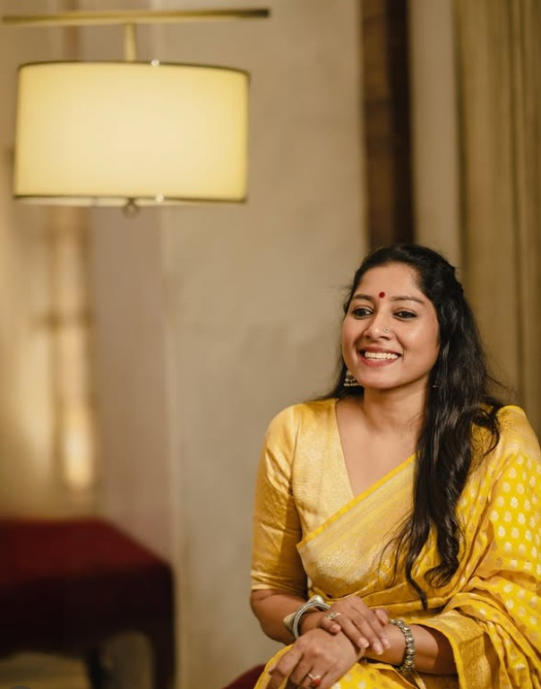 மஞ்சள் நிற புடவையின் அழகில் மயக்கும் Heart Beat Web தொடர் புகழ் அனுமோல் 8 Gallery