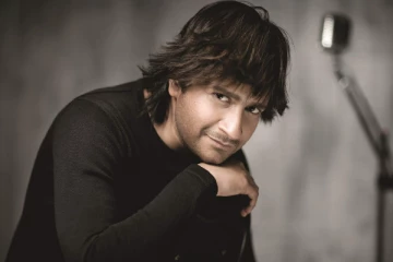 பிரபல பாடகர் படியில் இருந்து தவறி விழுந்து உயிரிழப்பு  - ரசிகர்கள் அதிர்ச்சி..!