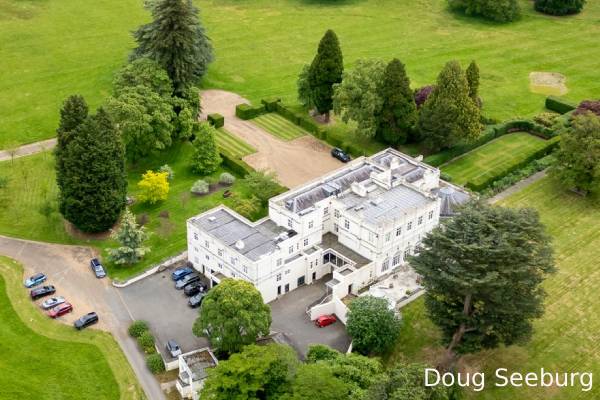 இரவோடு இரவாக வீட்டை விட்டு வெளியேறிய இளவரசர் ஆண்ட்ரூ | Andrew Left Royal Lodge At Night Over Epstein File