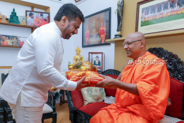 புத்தாண்டை முன்னிட்டு தலதா மாளிகையில் மகாநாயக்க தேரர்களிடம் ஆசி பெற்ற ஜனாதிபதி | President Receives Blessings Mahanayake Theros